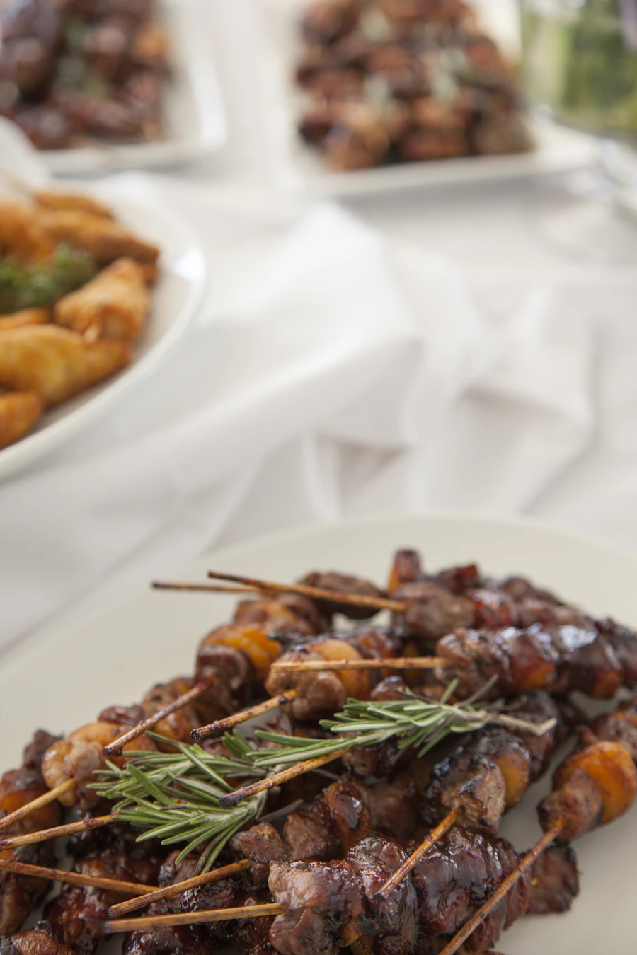 Plat gastronomique finement dressé sur assiette blanche