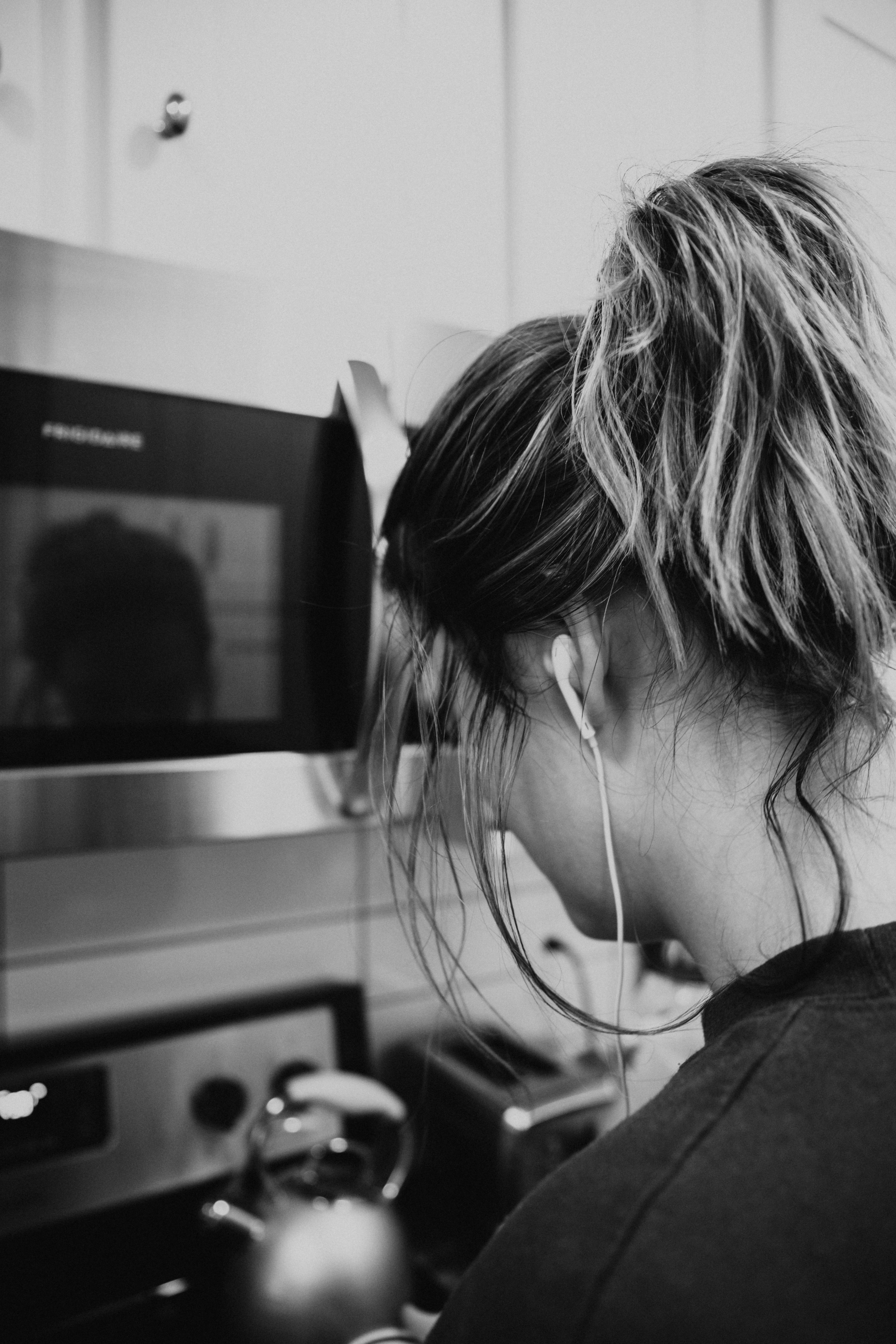 黒いシャツを着た女性のグレースケール写真