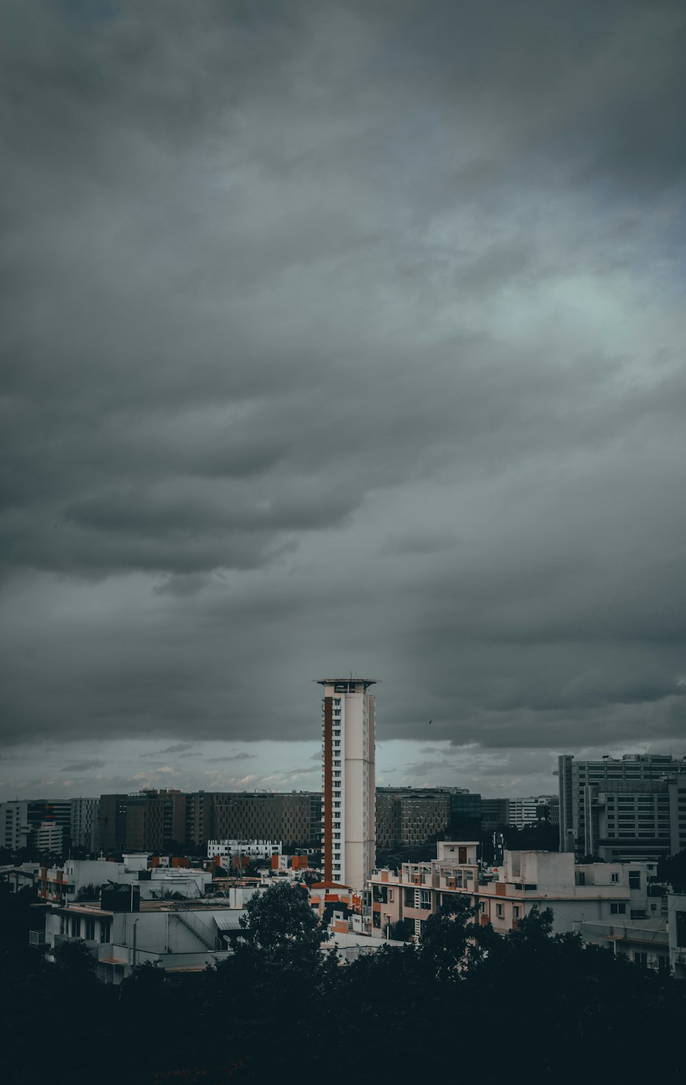 Horizonte de la ciudad bajo el cielo gris nublado durante el día
