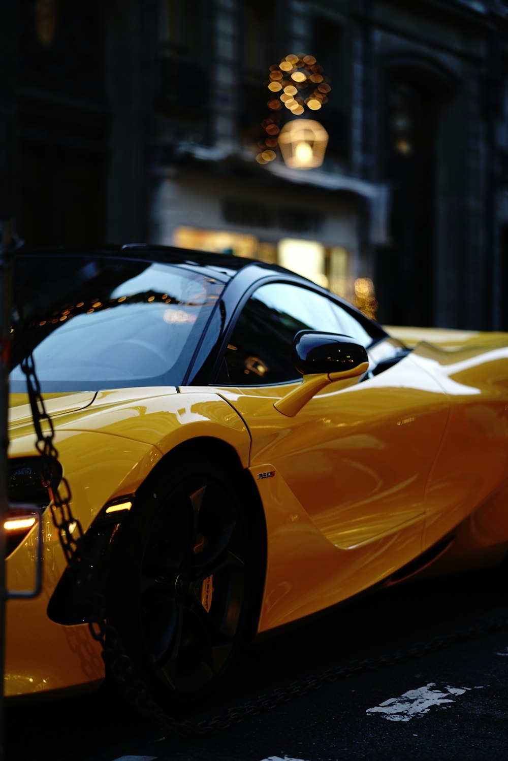 Ferrari 458 Italia gialla parcheggiata in strada durante il giorno