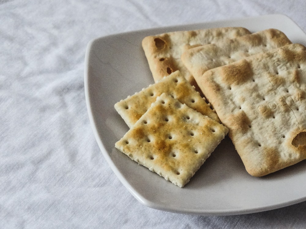 biscotti marroni su piatto di ceramica bianca