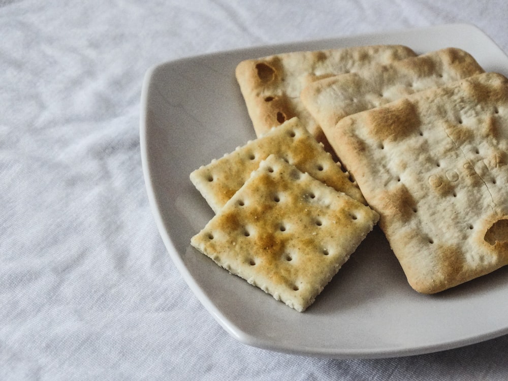 biscuits bruns sur assiette en céramique blanche