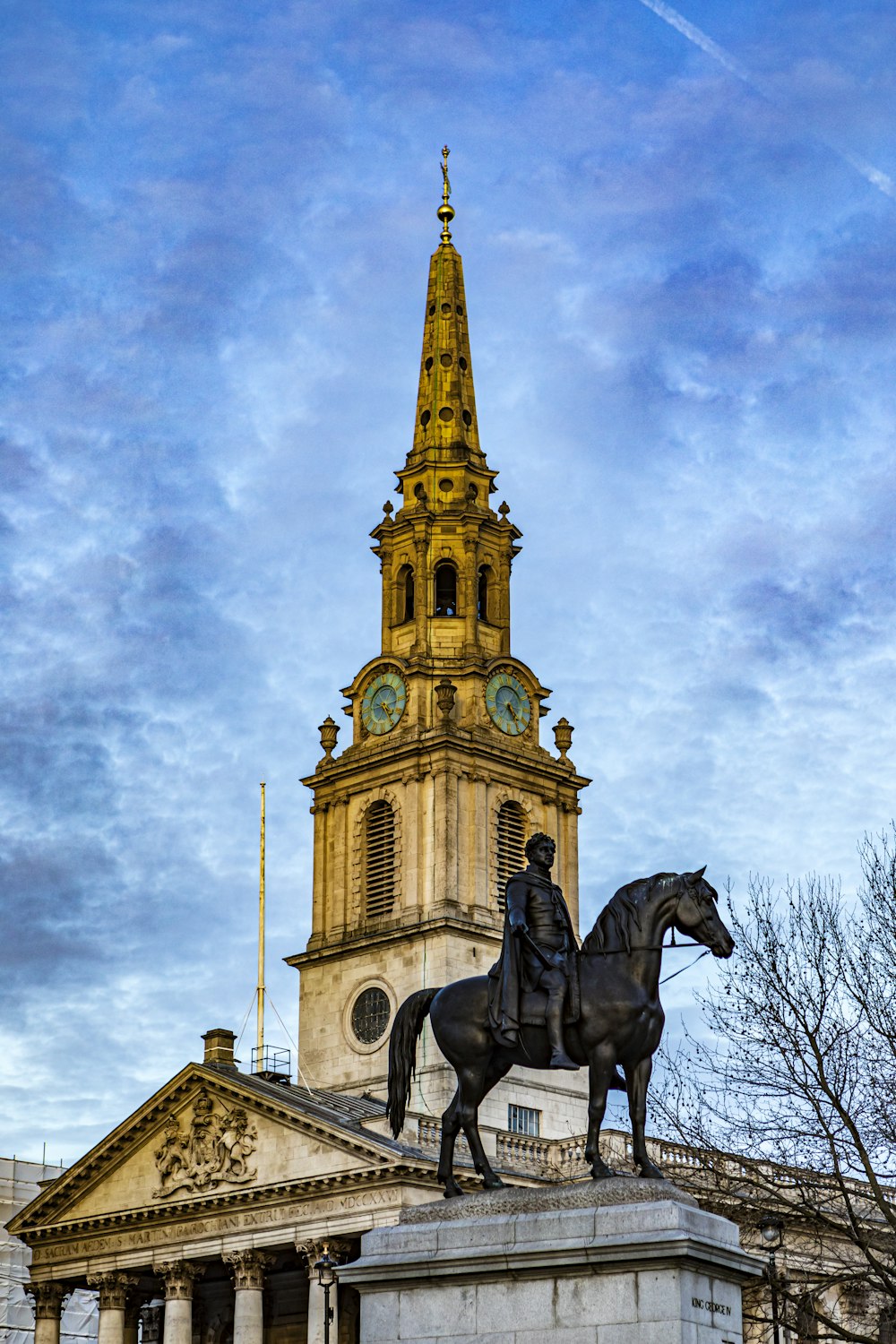 Statua del cavallo nero sotto il cielo blu durante il giorno