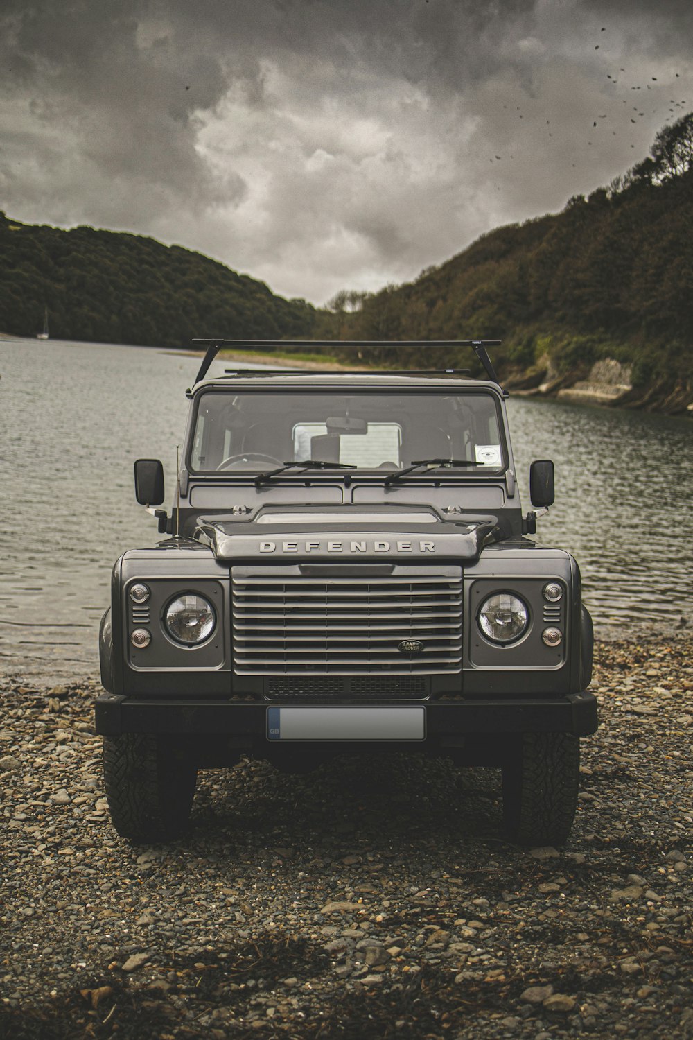 Jeep Wrangler noir sur l’eau pendant la journée