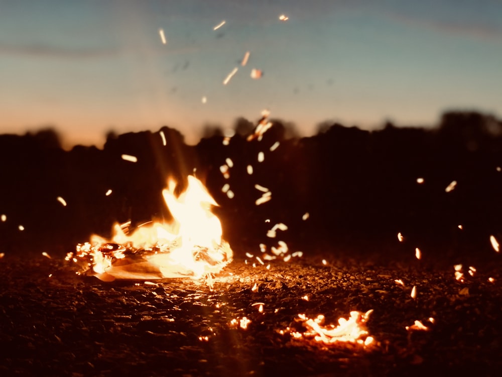 Incendie sur la route pendant la nuit