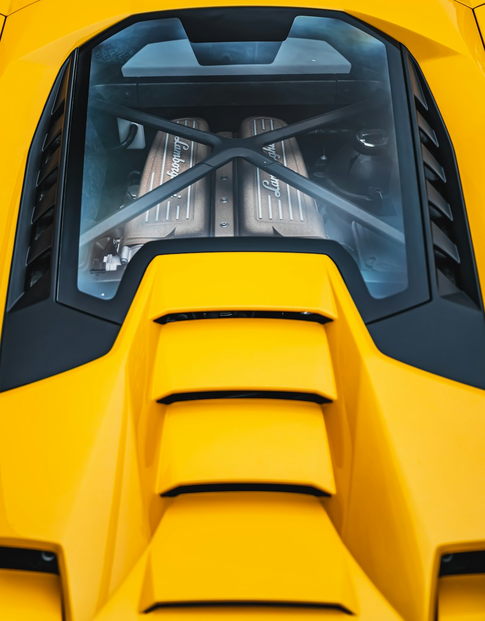 Tren amarillo y negro durante el día