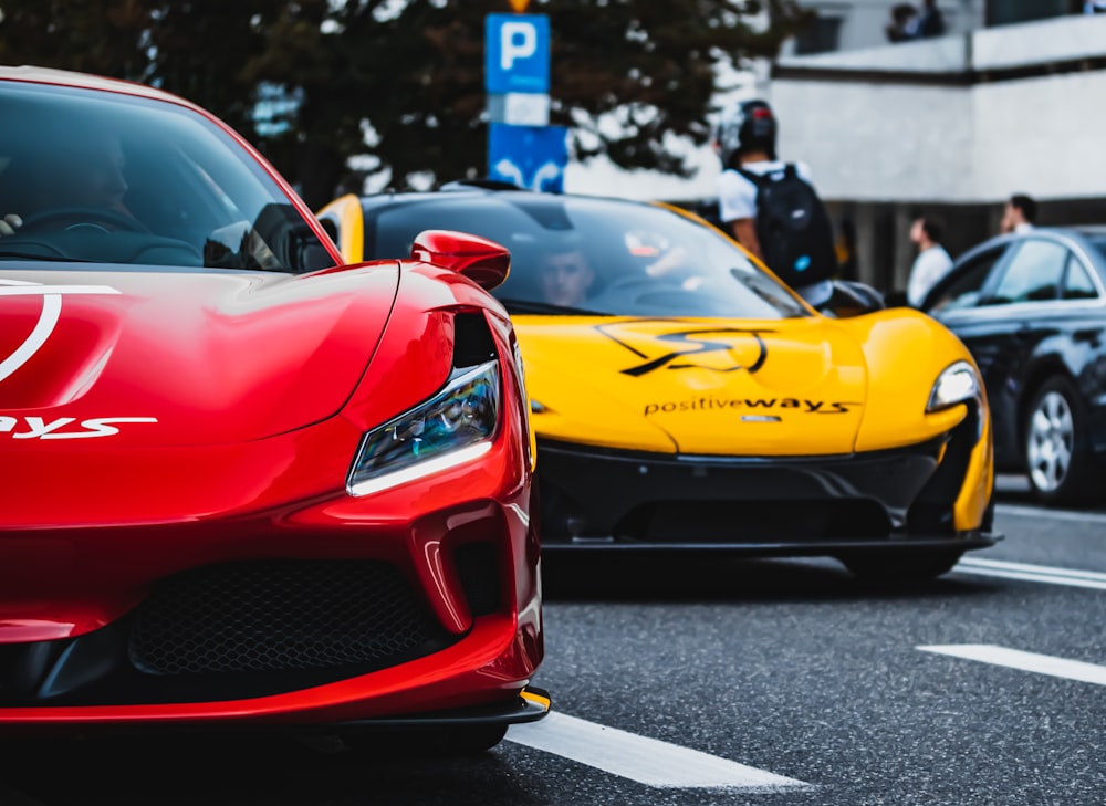 Ferrari 458 Italia rouge sur la route pendant la journée