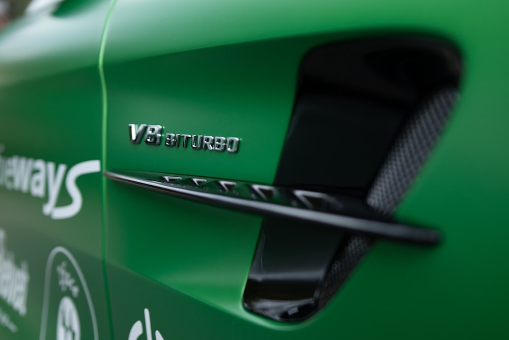 Nahaufnahme des Emblems auf einem grünen Sportwagen