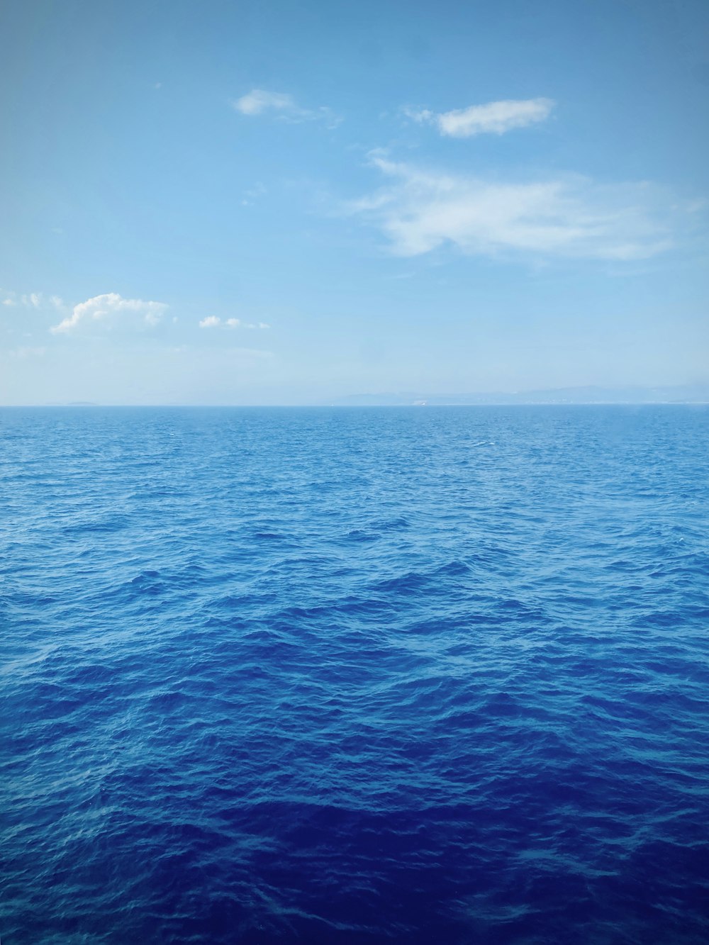 oceano blu sotto cielo blu durante il giorno