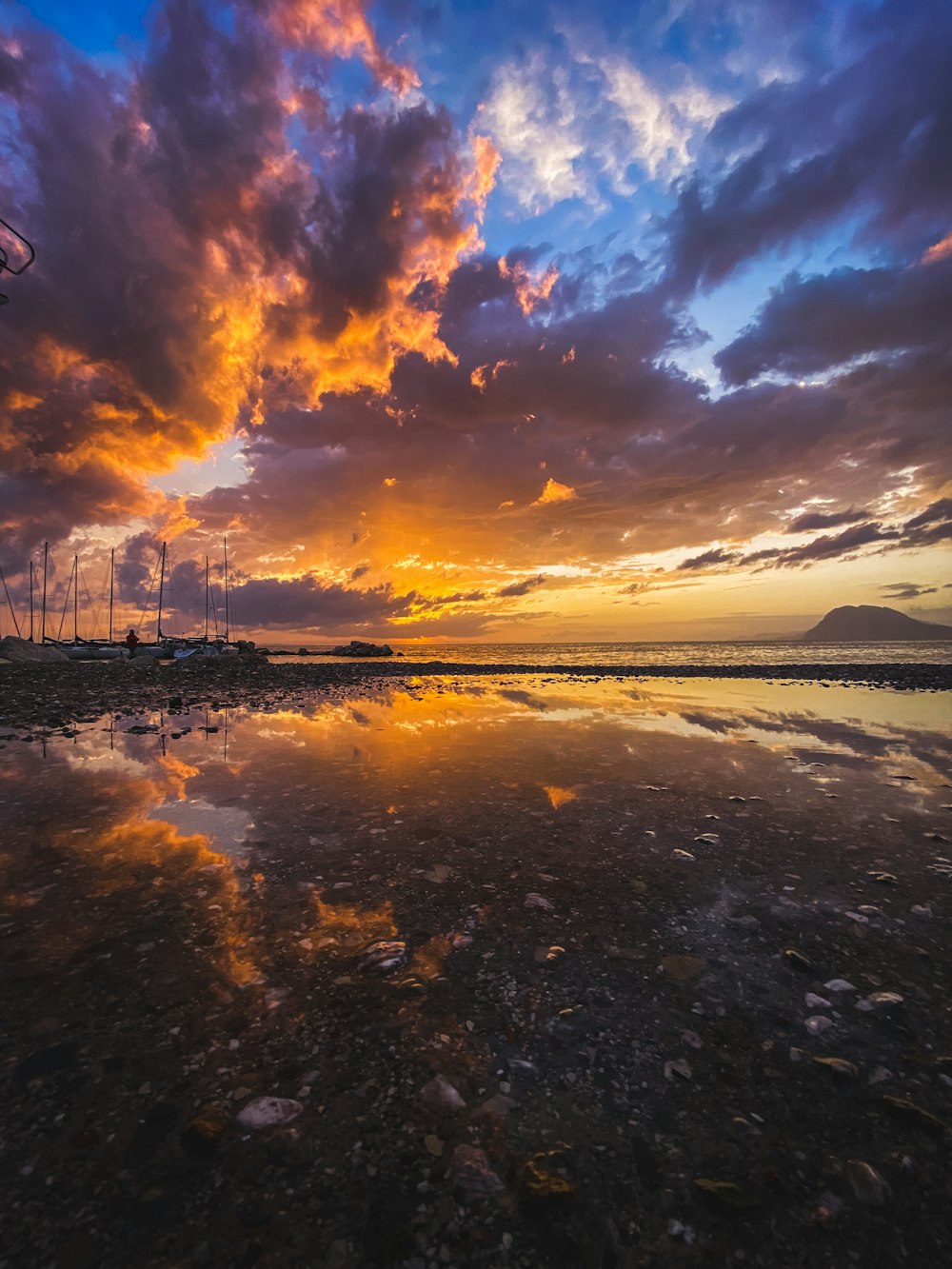 Cuerpo de agua bajo cielo nublado durante la puesta del sol