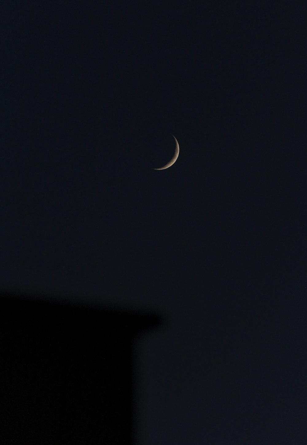 croissant de lune blanc dans le ciel nocturne sombre