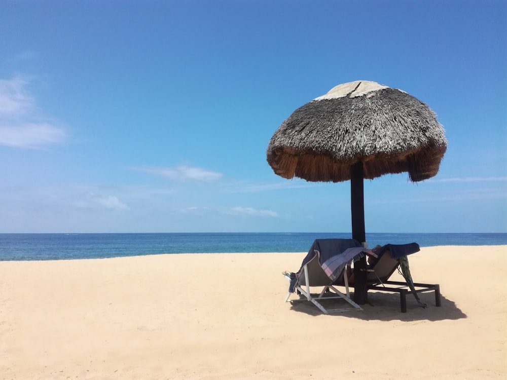 guarda-sol marrom na praia durante o dia