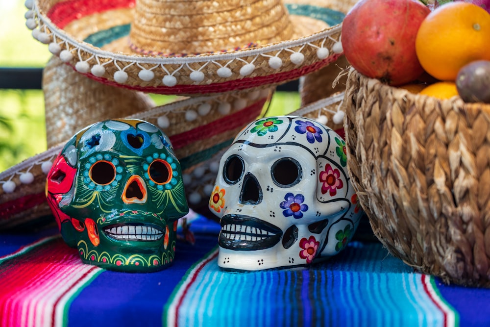 Figurita de calavera de cerámica blanca y roja