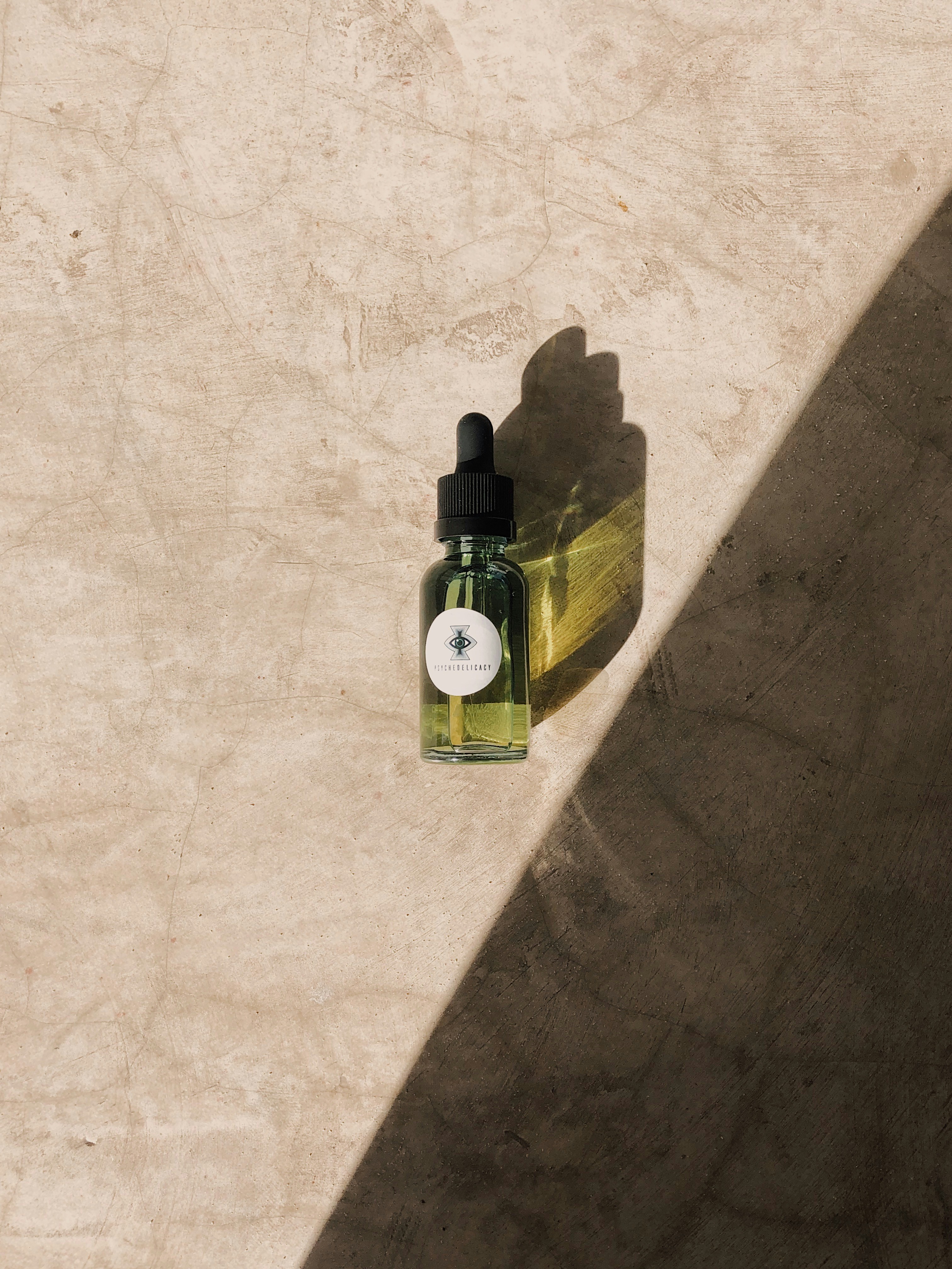 Download Yellow And Black Glass Bottle Photo Free Lighting Image On Unsplash Yellowimages Mockups