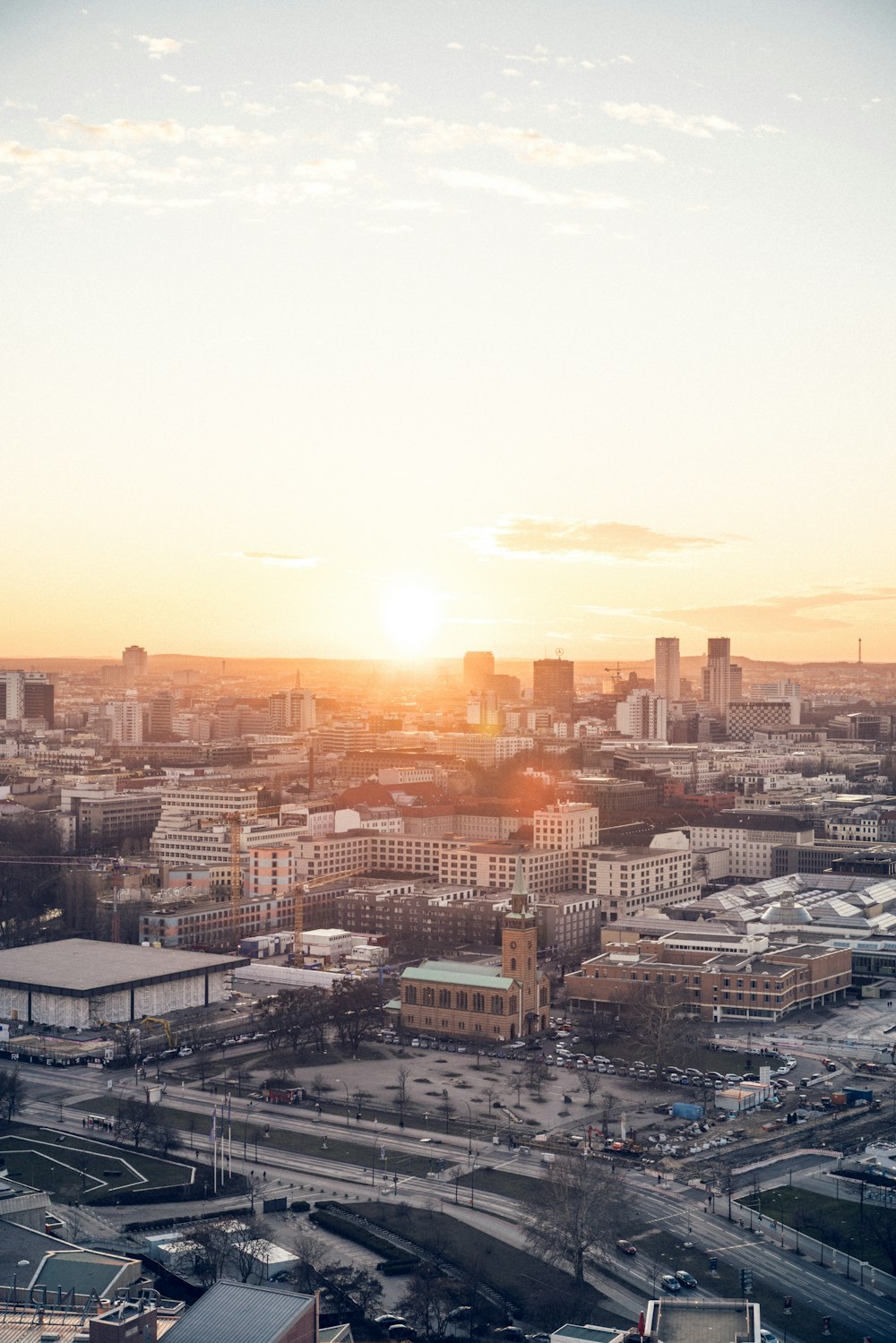 Stadt mit Hochhäusern tagsüber