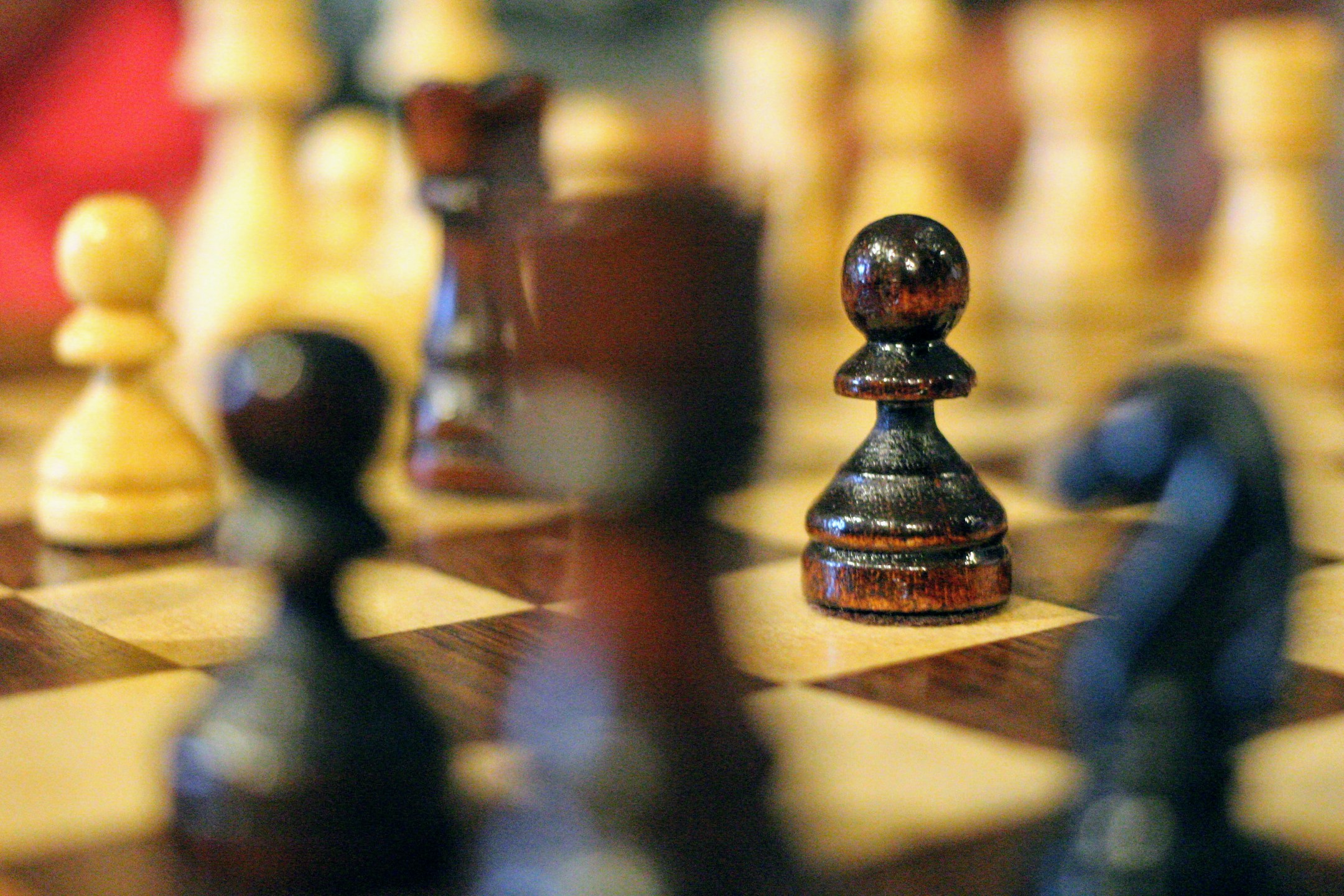 Damas e peças de xadrez em close-up do tabuleiro de xadrez