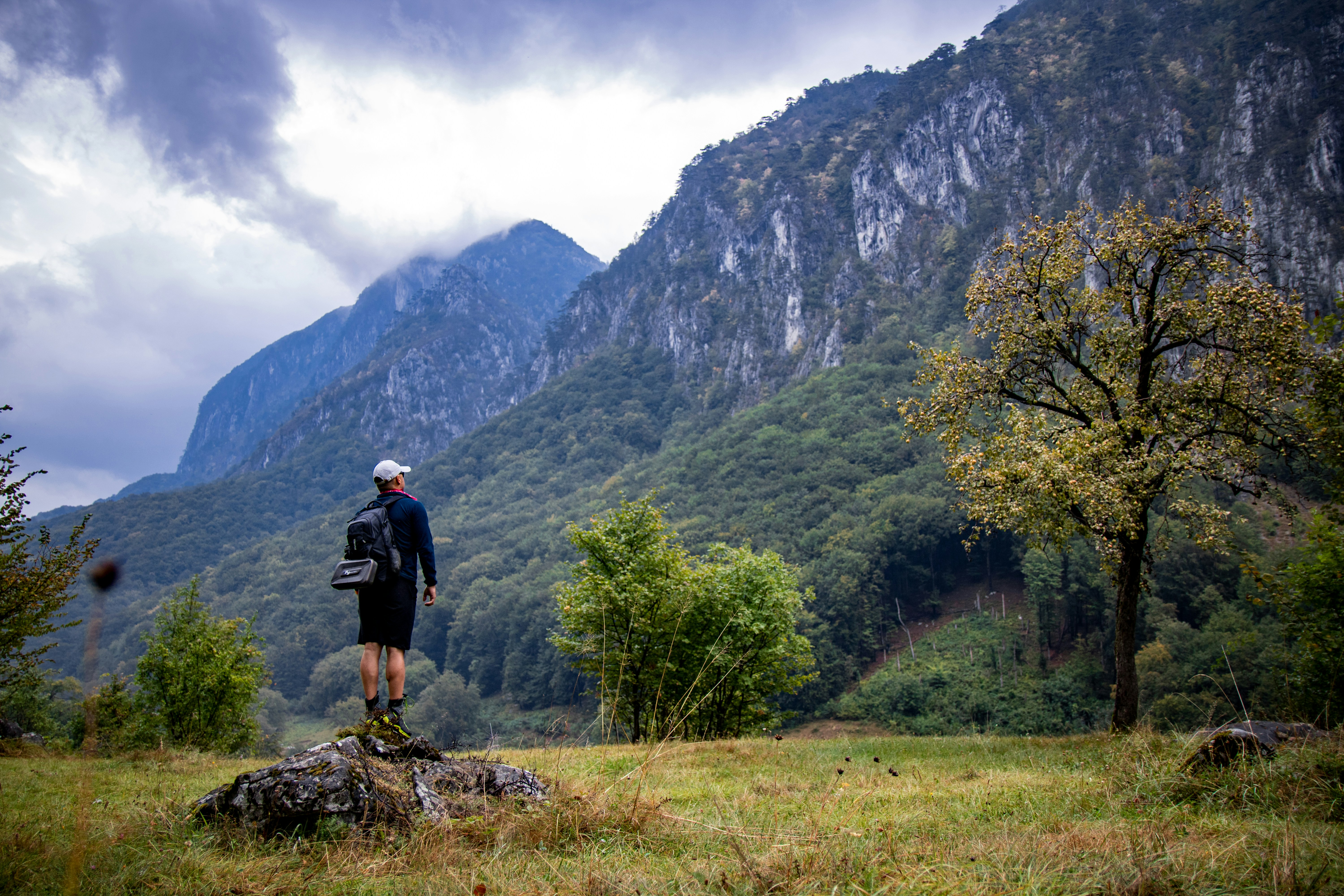 6 Fitness Program Tips for Protecting Knees While Trekking