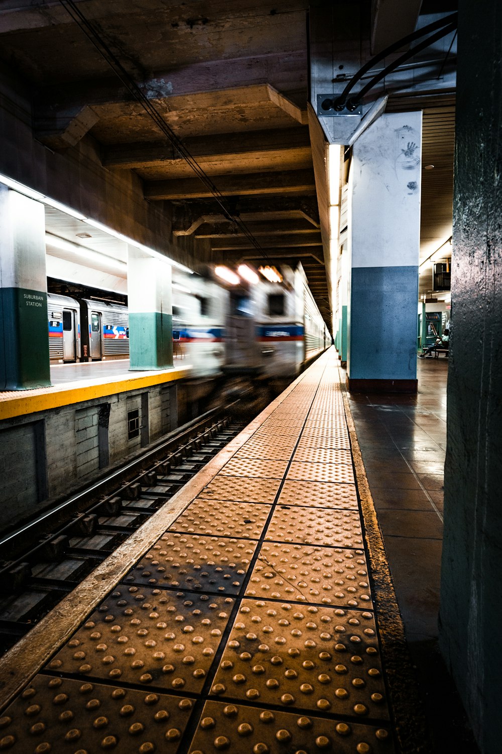 Tren blanco y verde en la estación de tren