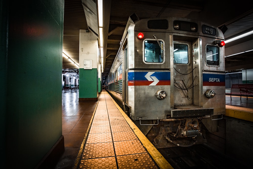 trem branco e azul na estação de trem