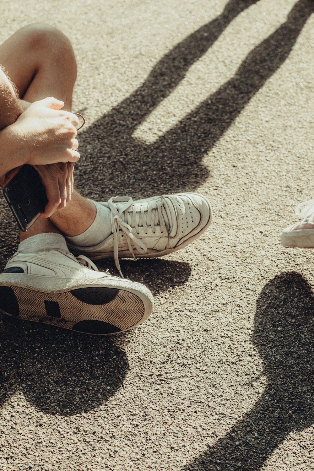 persona in scarpe da ginnastica nike bianche