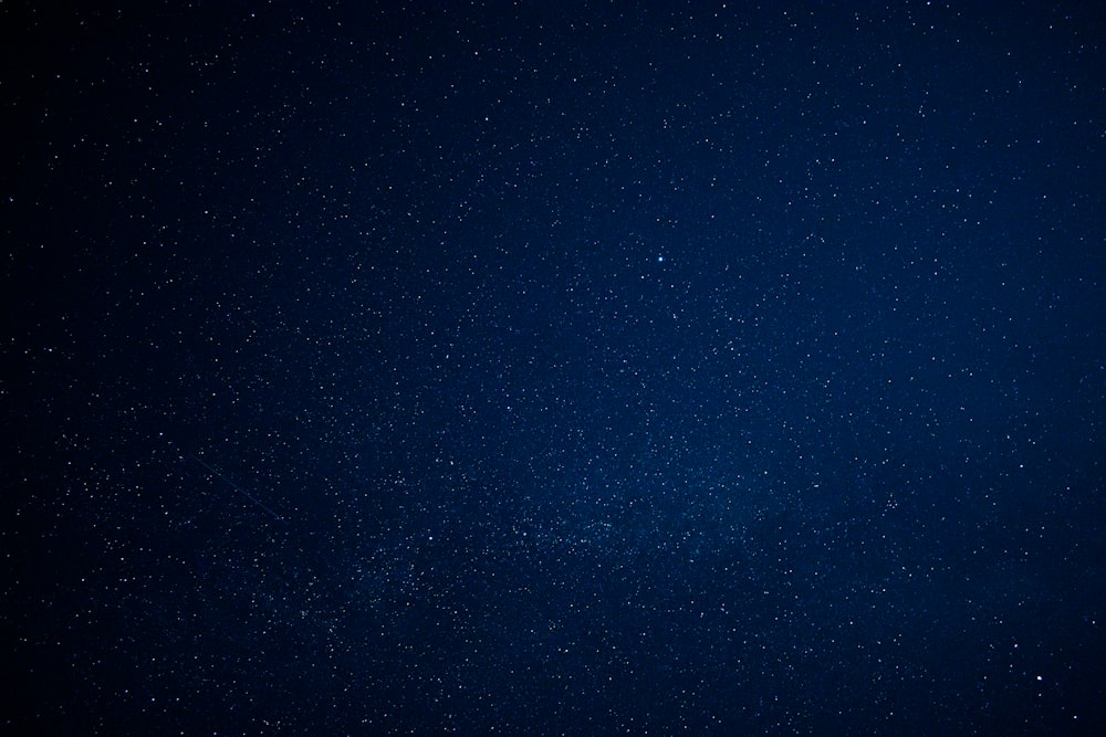 cielo blu con stelle durante la notte