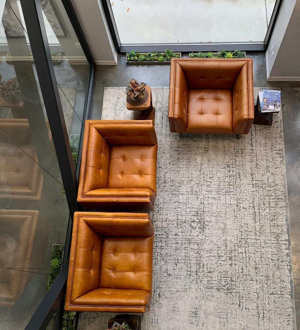 グレーの床に茶色の革張りのソファ