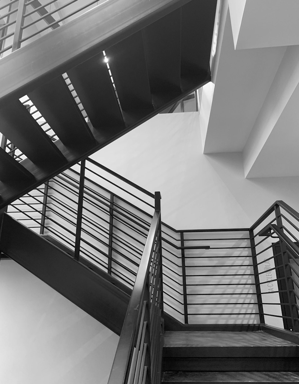 Escaleras de madera en blanco y negro