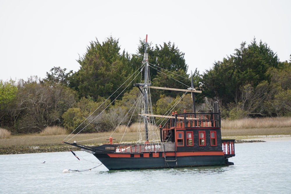 Barco marrón y negro en el mar durante el día