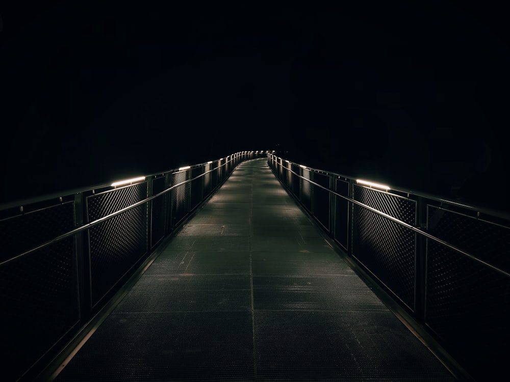 ponte de madeira marrom com luz durante a noite