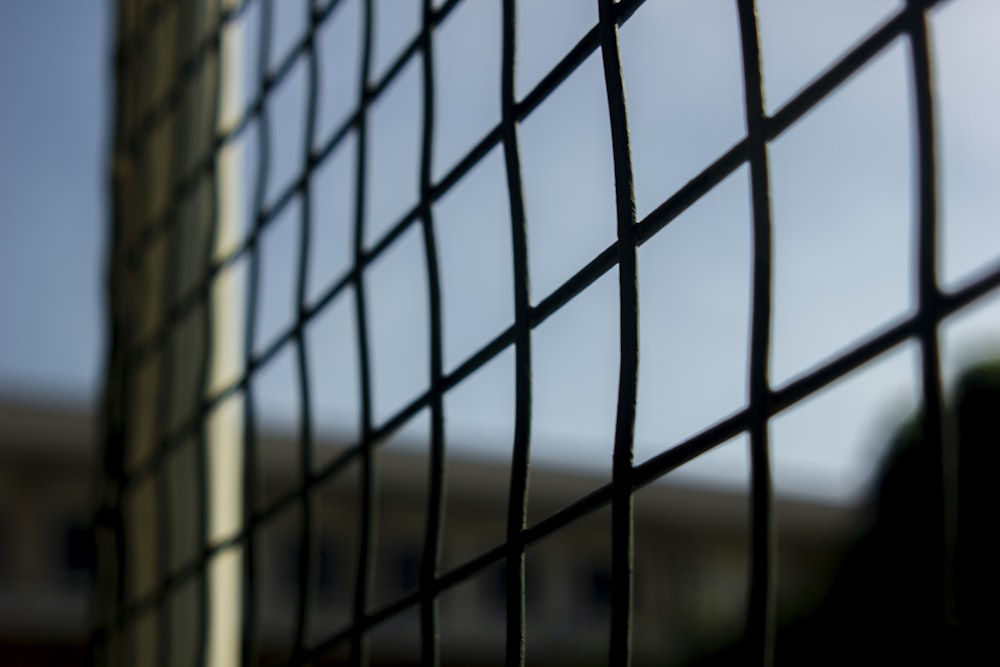 recinzione in metallo nero durante il giorno