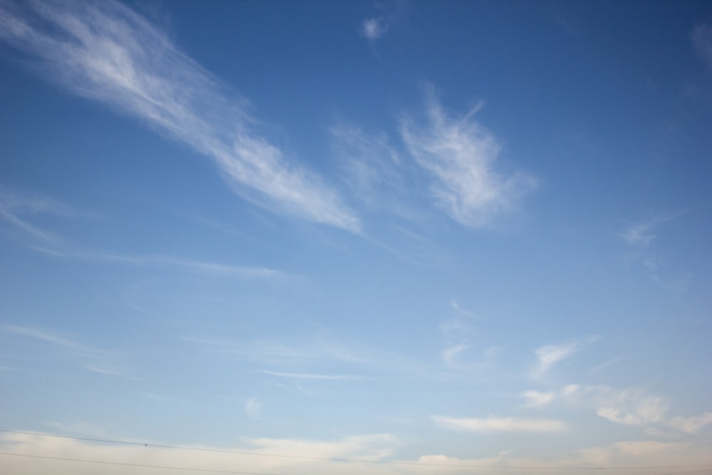 nuages blancs et ciel bleu pendant la journée