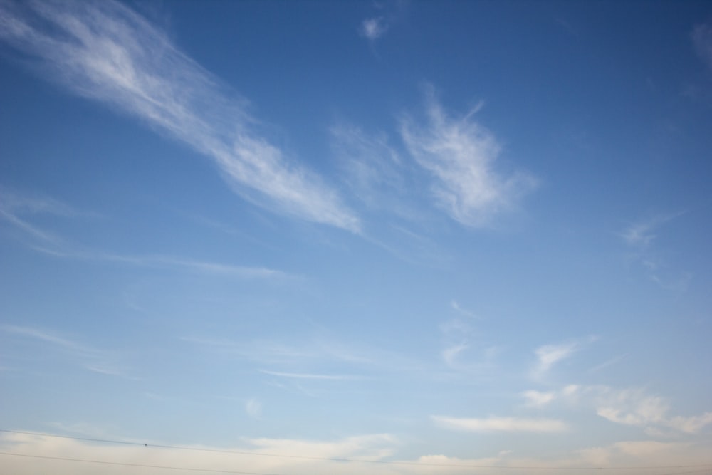 Nubes blancas y cielo azul durante el día
