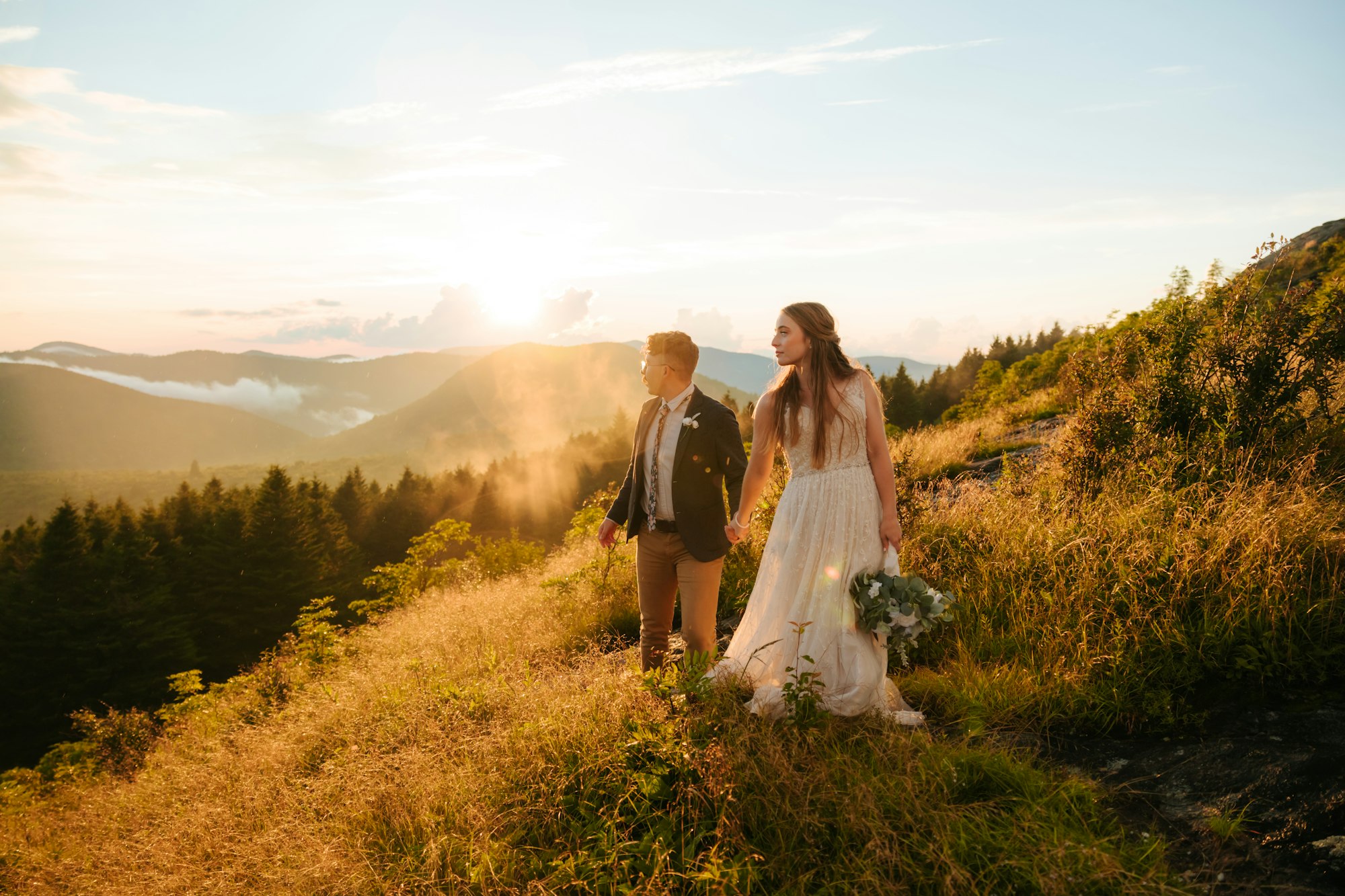 Una foto matrimonio in mezzo al verde di una collina