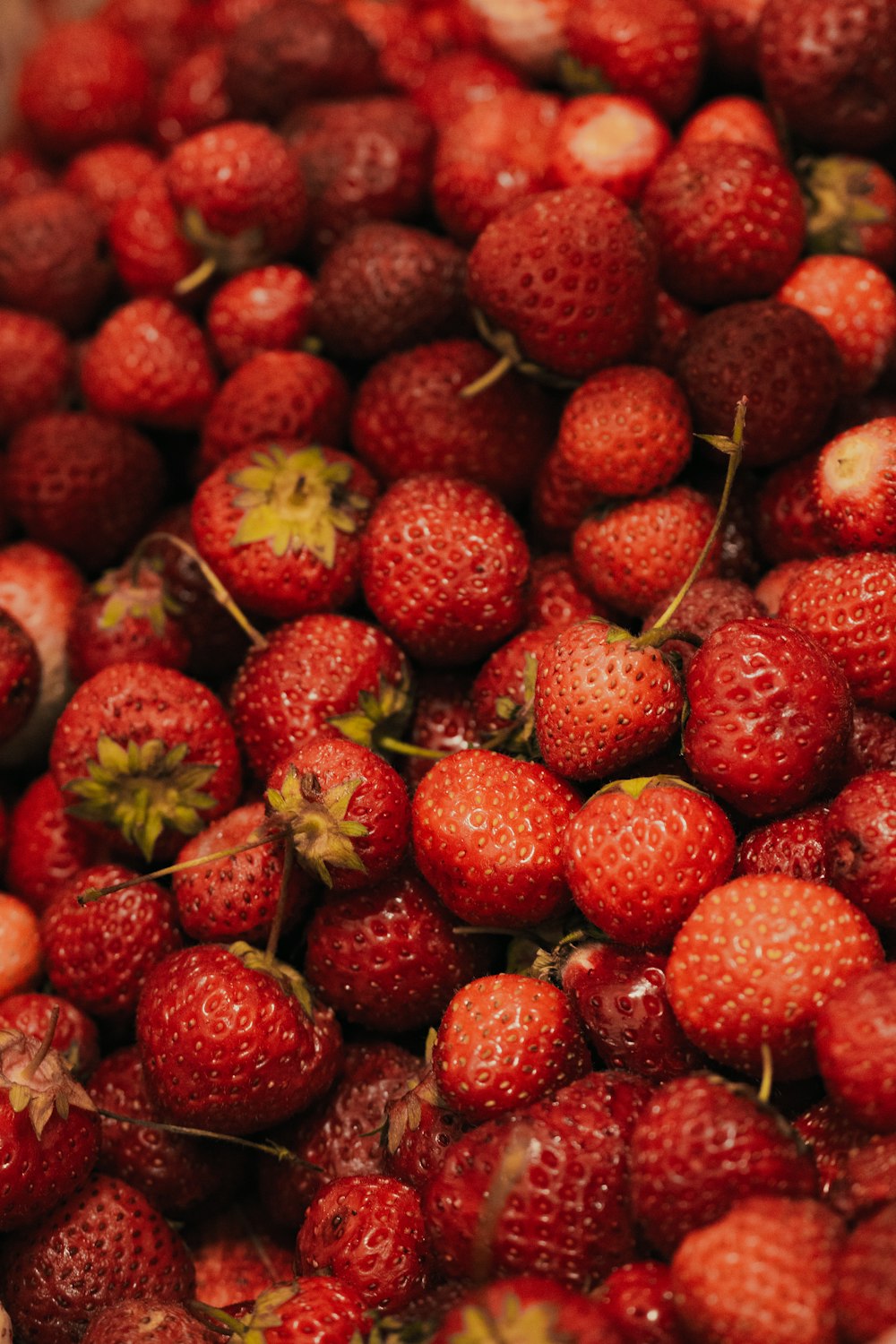 rote Erdbeeren auf schwarzem Plastikbehälter