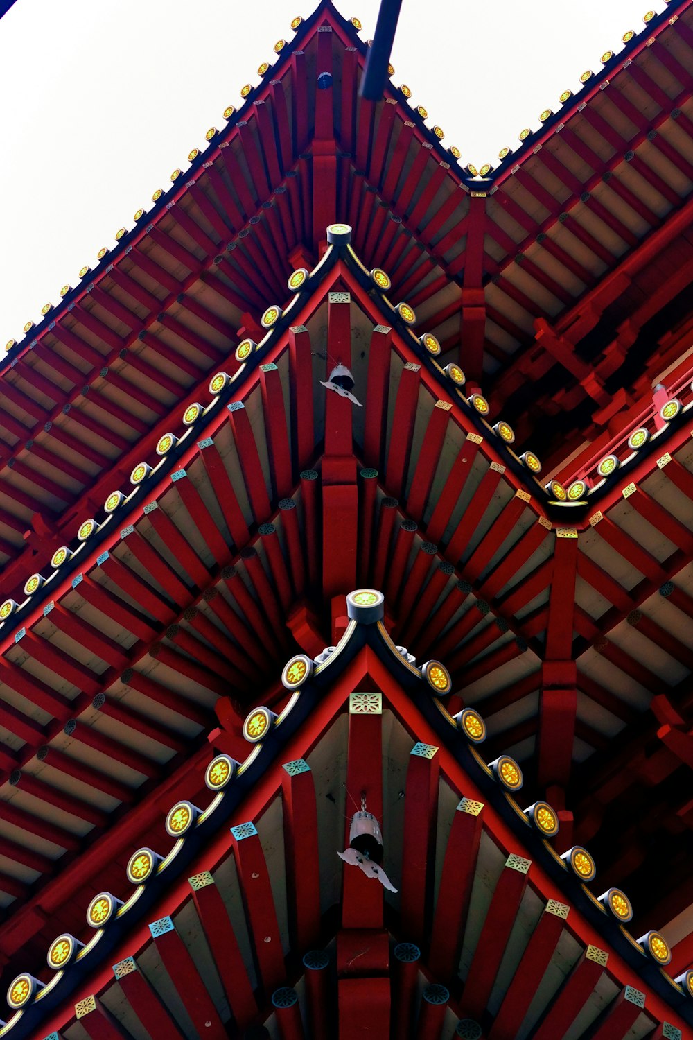 Techo de madera rojo y azul