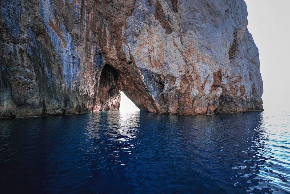 Formazione rocciosa marrone sull'acqua blu del mare durante il giorno