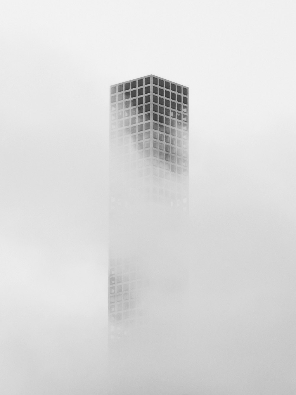 Graues Betongebäude unter weißem Himmel