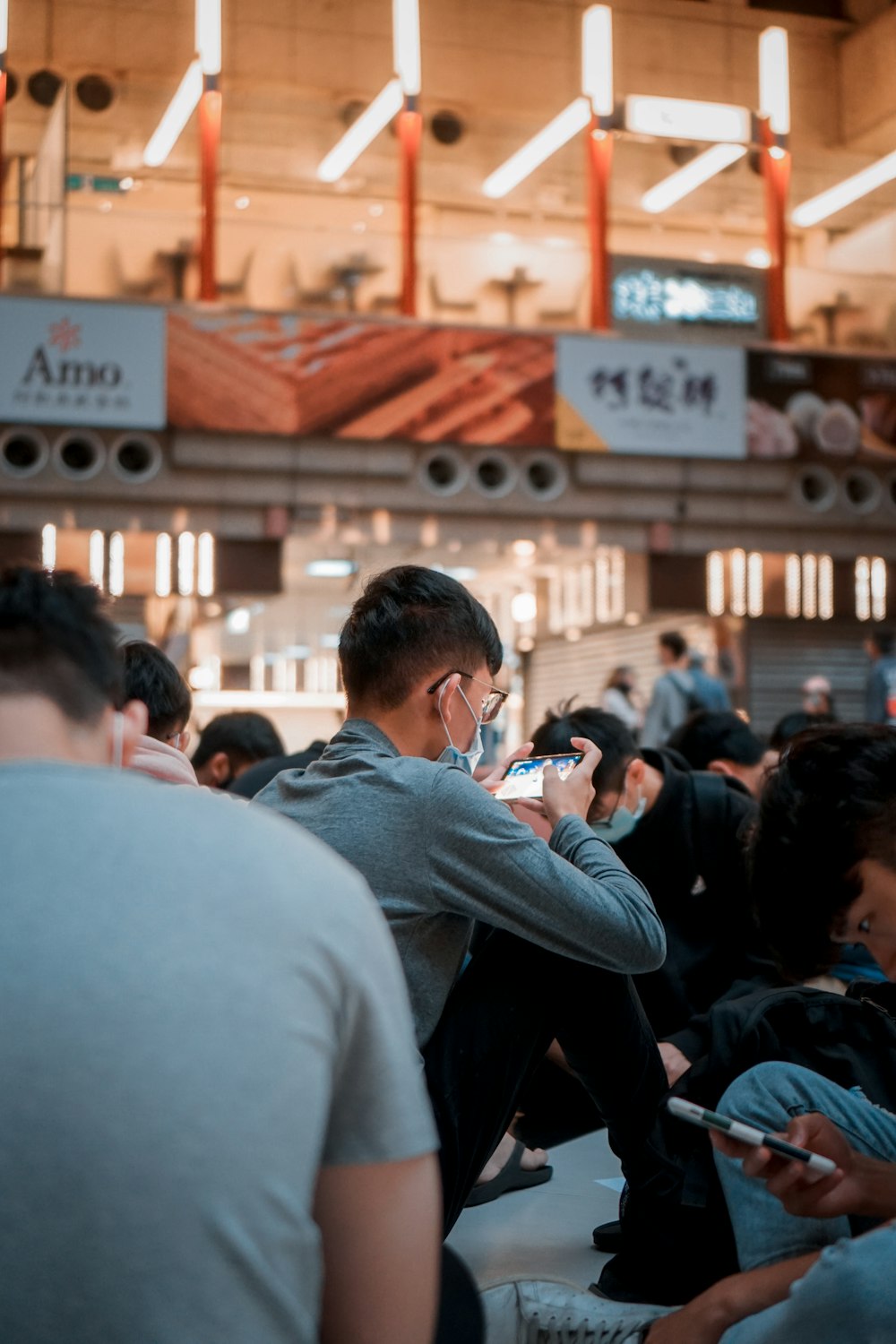 Personas que caminan por la calle durante el día