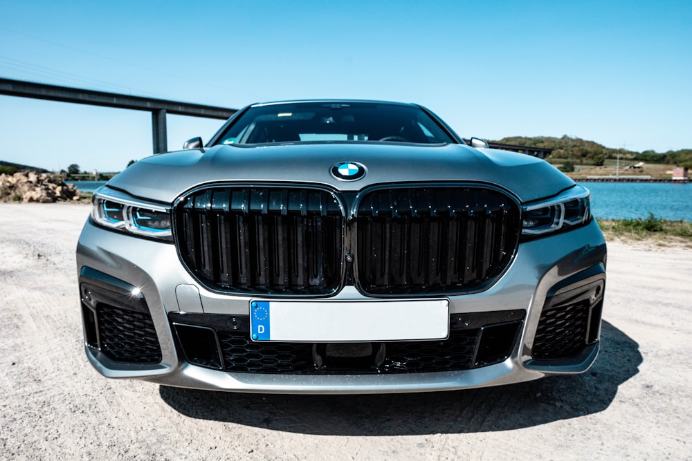 Auto BMW nera sulla strada asfaltata grigia durante il giorno