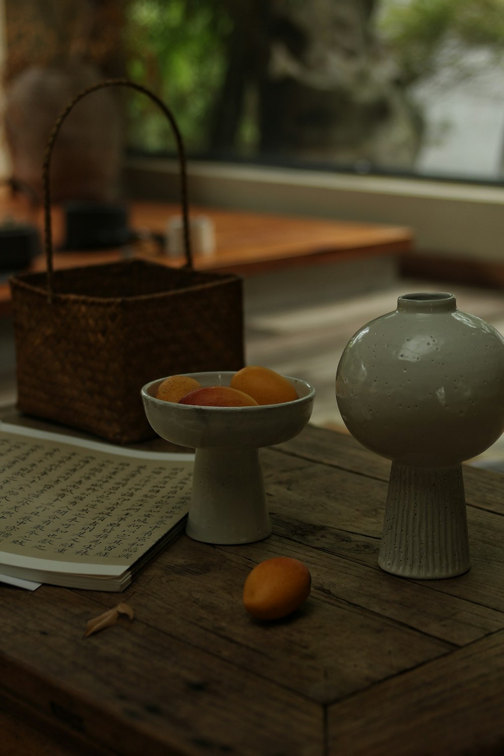 tigela de cerâmica branca na mesa de madeira marrom