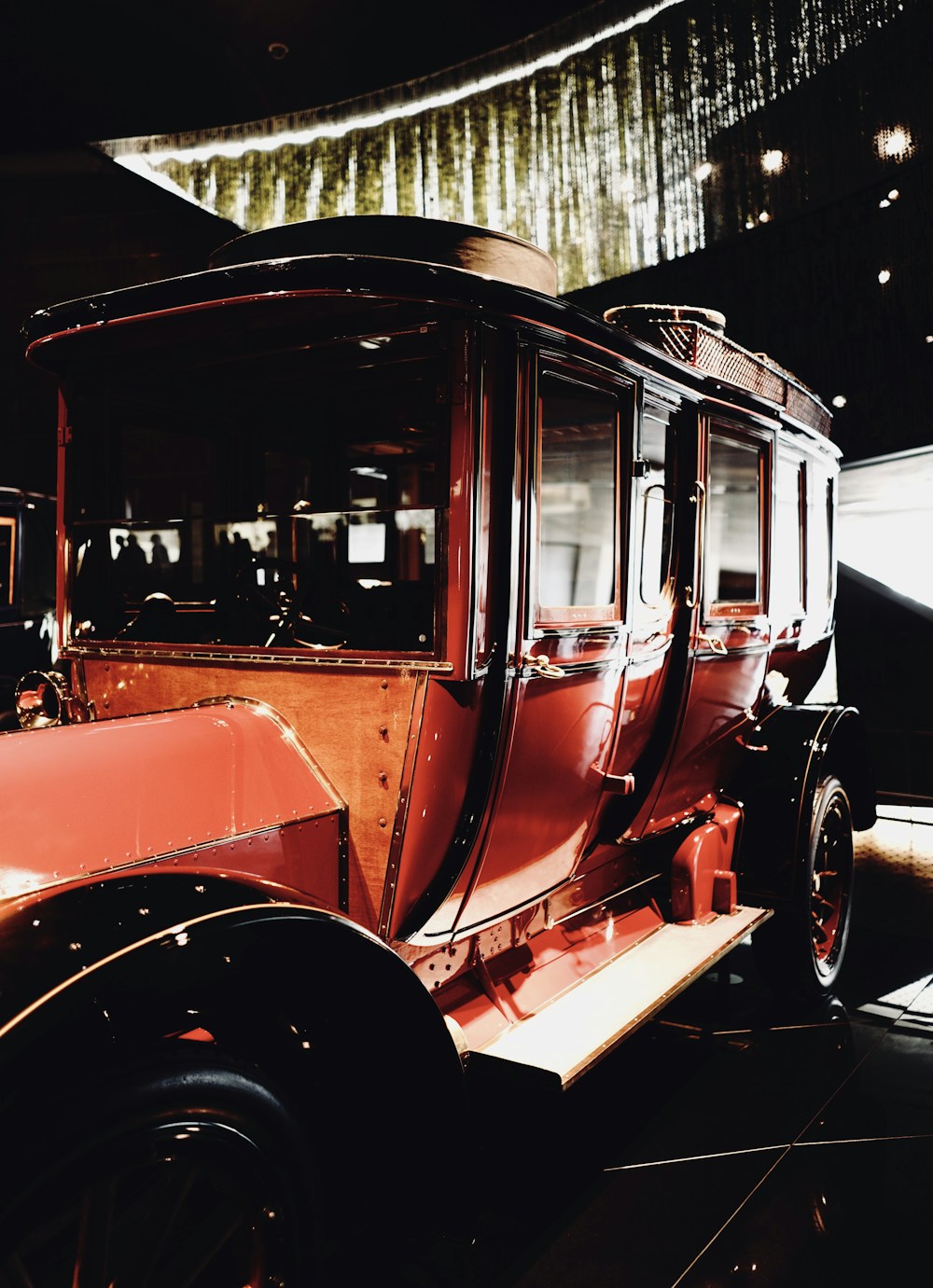 Sarkans un melns vintage auto