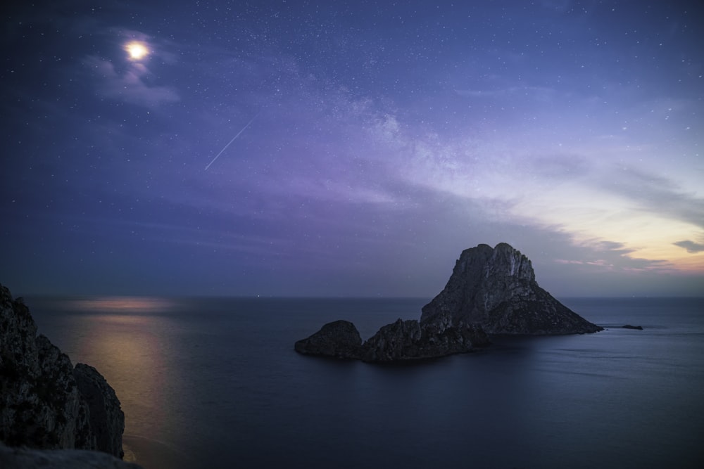 cielo azul y nubes blancas sobre el mar