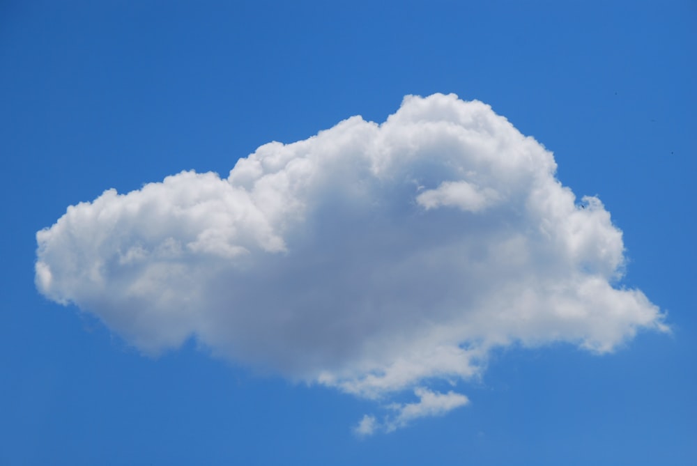 昼間の白い雲と青い空