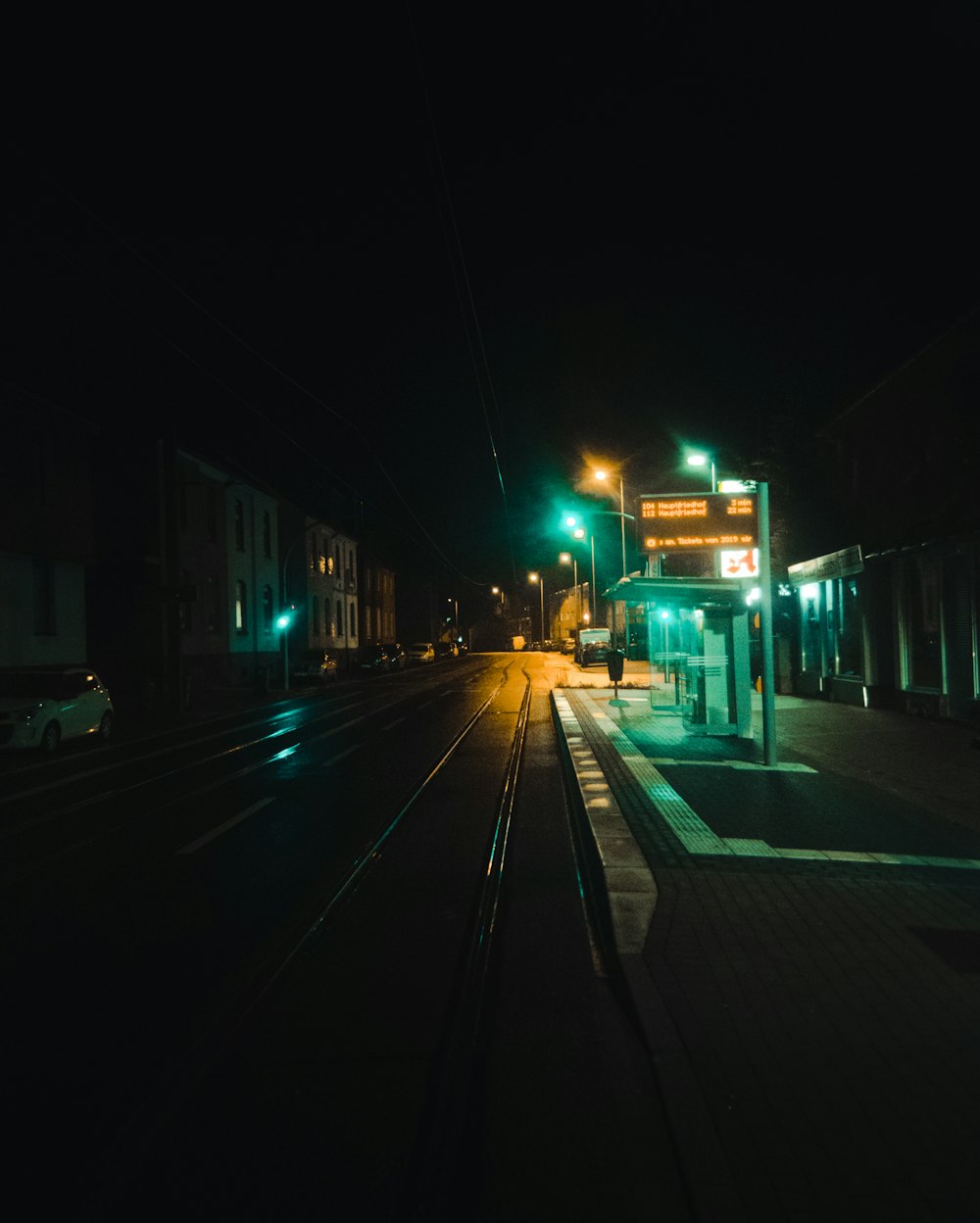 Voitures sur la route pendant la nuit