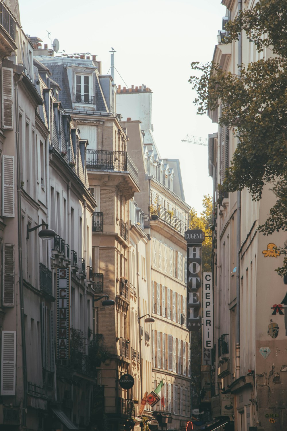 Bâtiments en béton blanc et brun pendant la journée