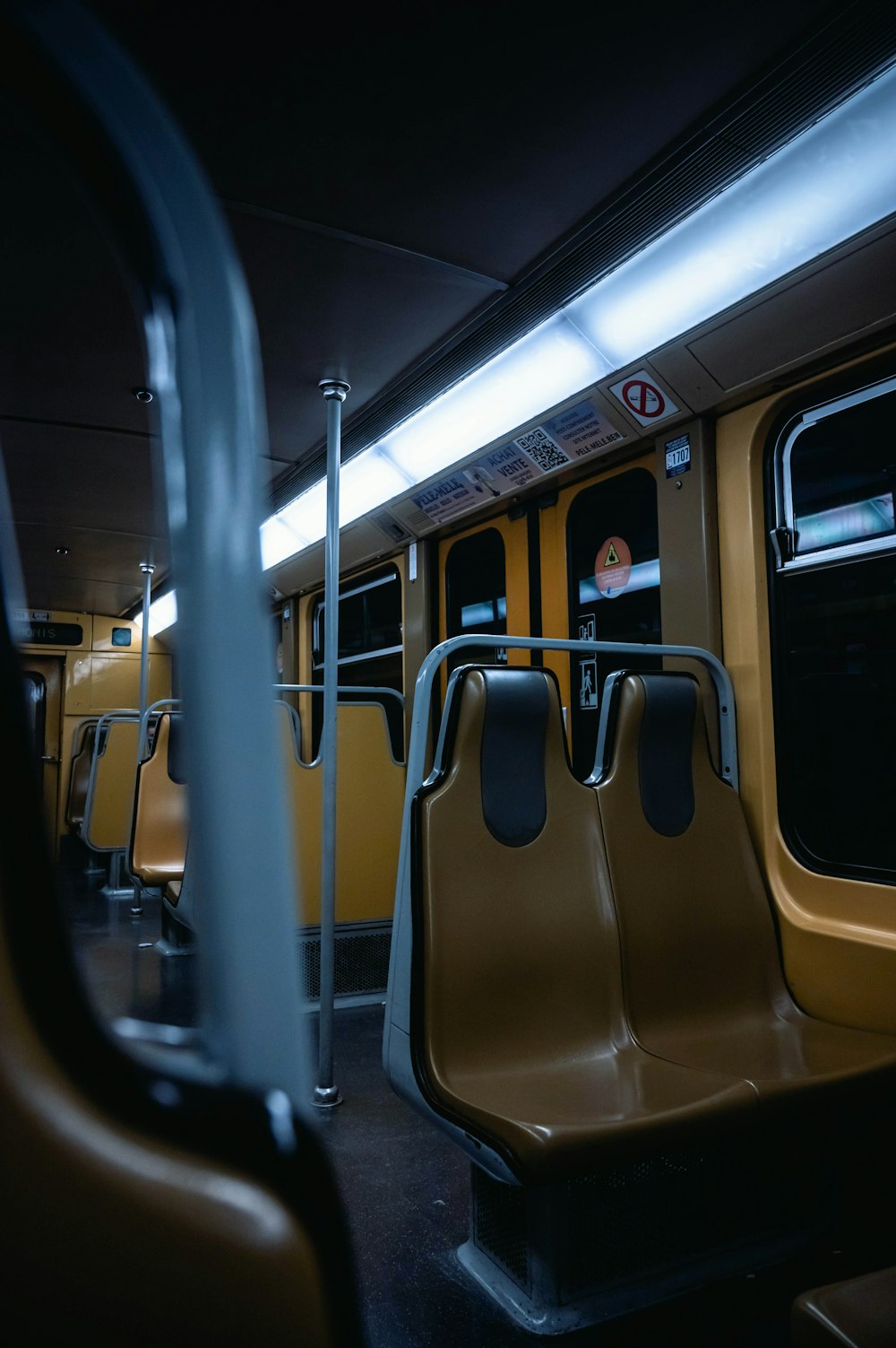 Porte de train noire et jaune