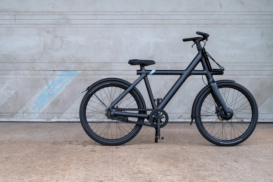 Bicicleta urbana escura encostada num muro claro