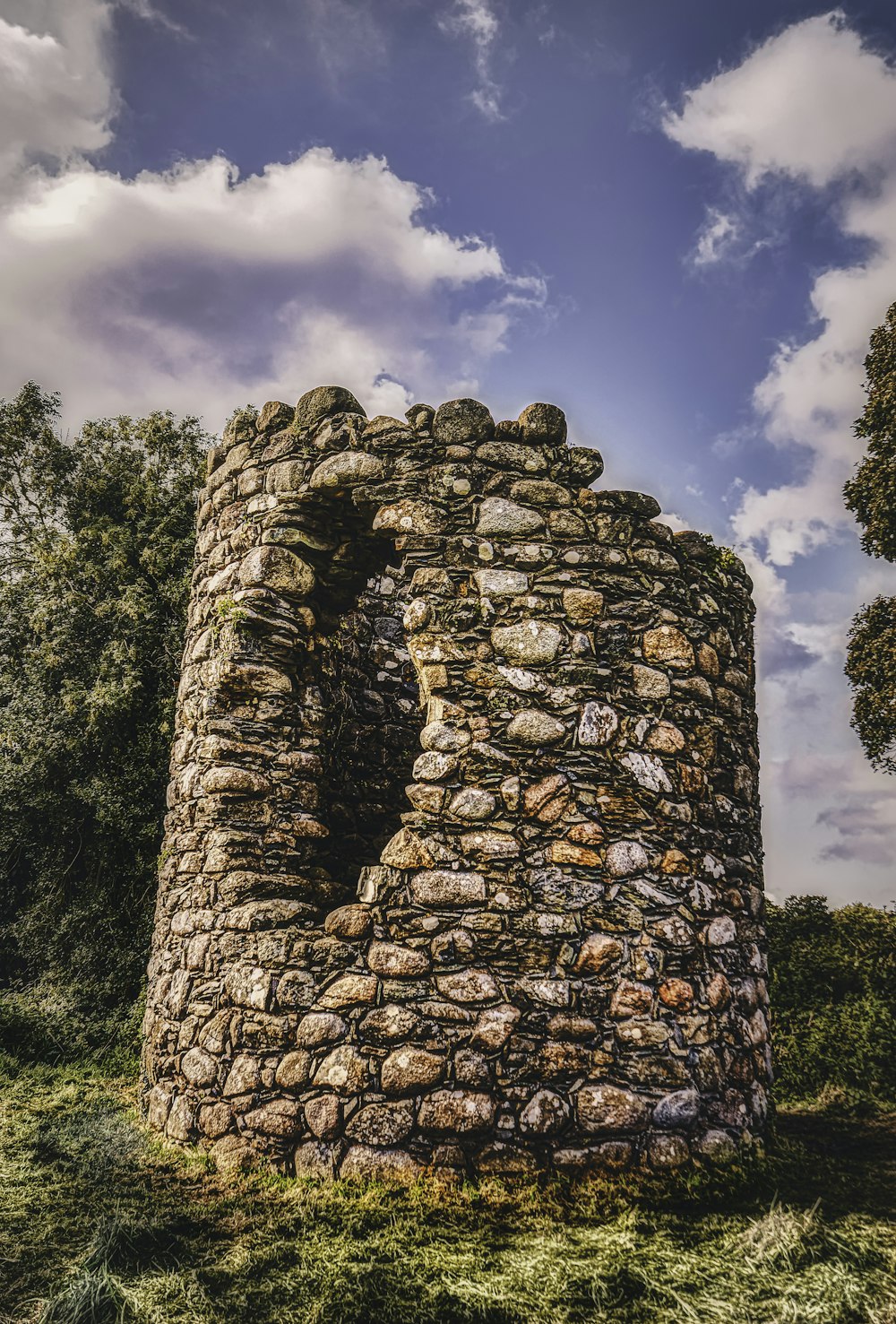 Muro de piedra marrón y negro