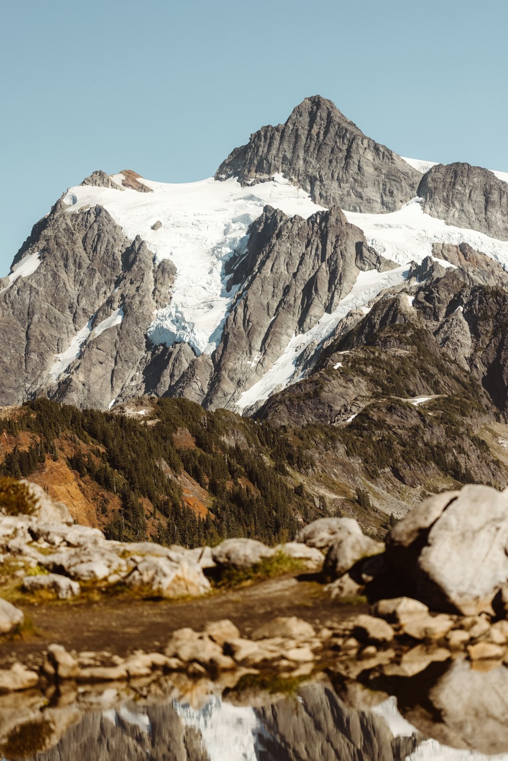 montanha rochosa marrom e branca