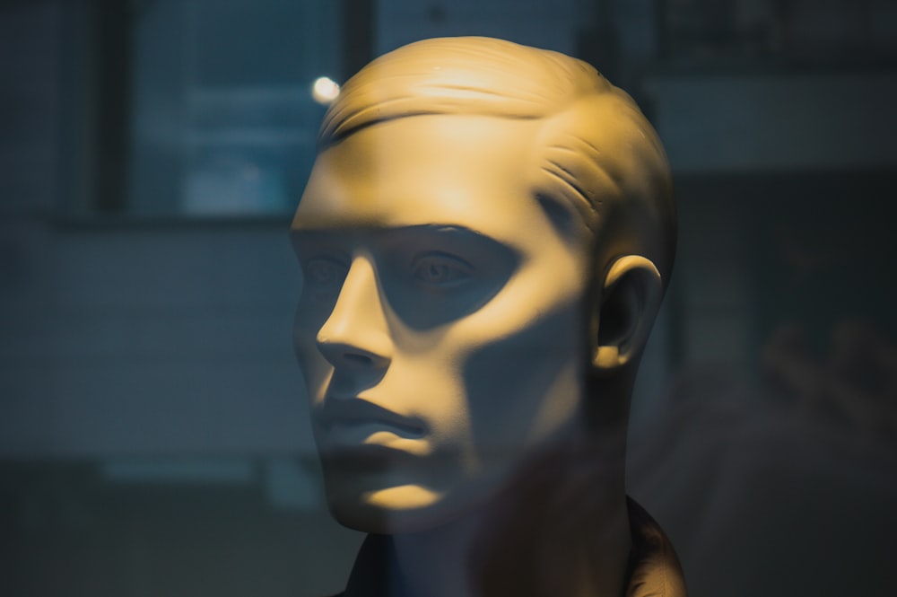 Weiße menschliche Gesichtsbüste Figur